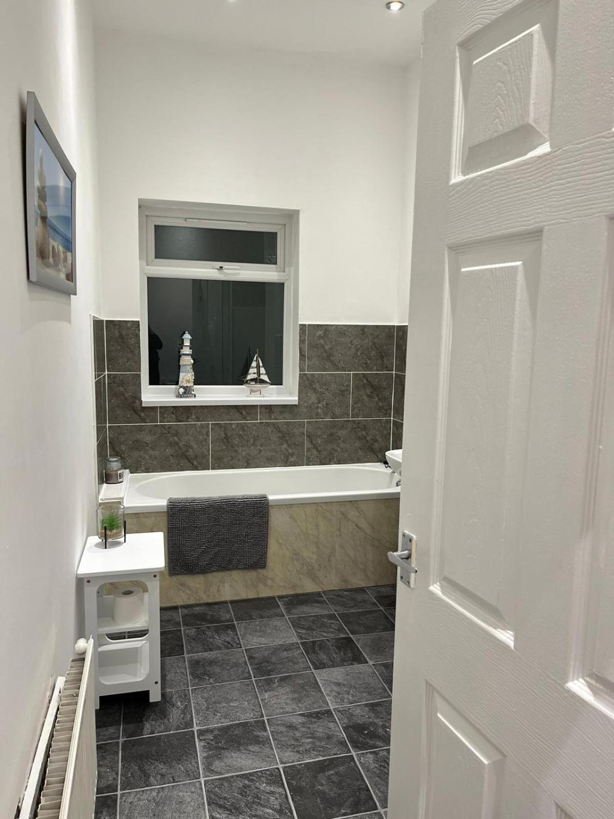 Large Ground Floor Apartment - South Shields - 3 Minutes From South Tyneside Hospital, 8 Minutes From Beach Extérieur photo